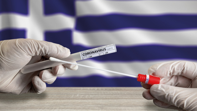 Η Ελλάδα θα απαιτήσει αρνητική PCR ή ταχεία εξέταση πριν εισέλθει στη χώρα