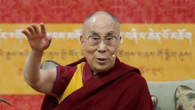 Отново скандално видео с Далай Лама Кадрите този път са