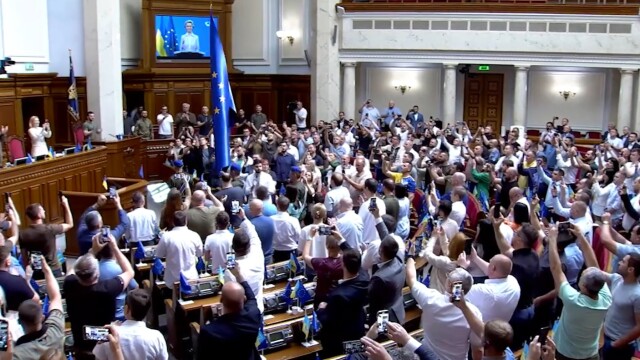 Аплодисменти в украинската Рада при внасянето на знамето на ЕС