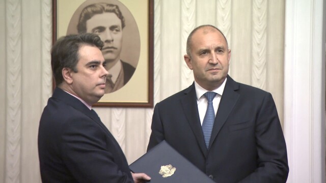 Държавният глава връчи папката за съставяне на правителство на посочения