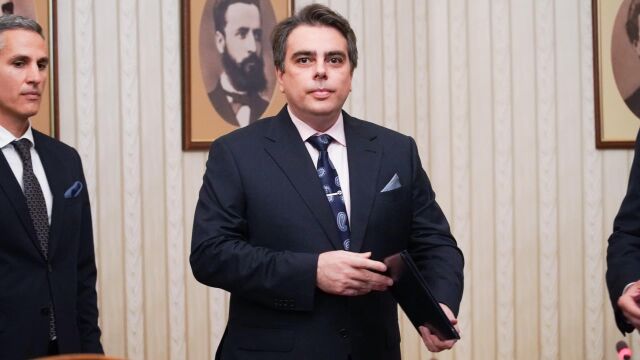 Кандидатът за премиер Асен Василев трябва да връчи днес на