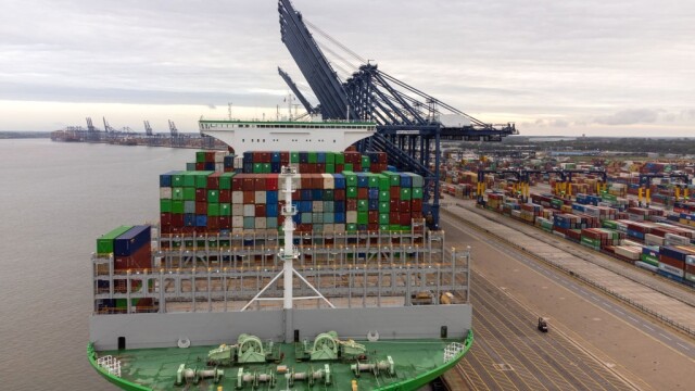 Най големият контейнеровоз в света 221 000 тонният Евър Арт
