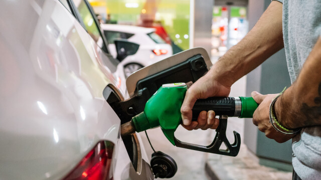 Цените на горивата: Дизелът и бензинът поскъпнаха с до 0,30 лв./л