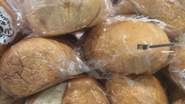 Хлябът леко поевтиня в някои от големите търговски вериги още