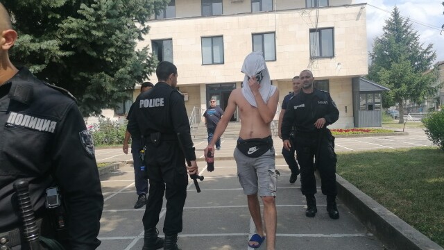 45 футболни фенове на черногорския клуб Сутиеска пренощуваха в ареста