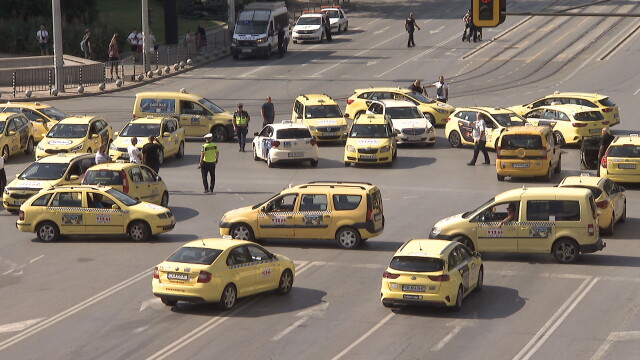 Малко преди 17 ч таксита блокираха столичния булевард Черни Връх
