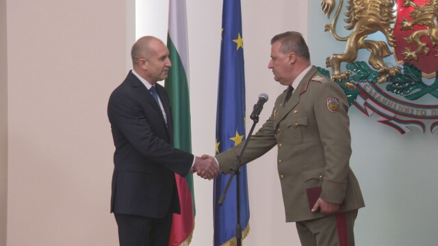 Президентът Румен Радев награди военнослужещи с висши офицерски звания Отличия бяха