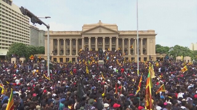 100 000 души протестираха в Шри Ланка заради тежката икономическа