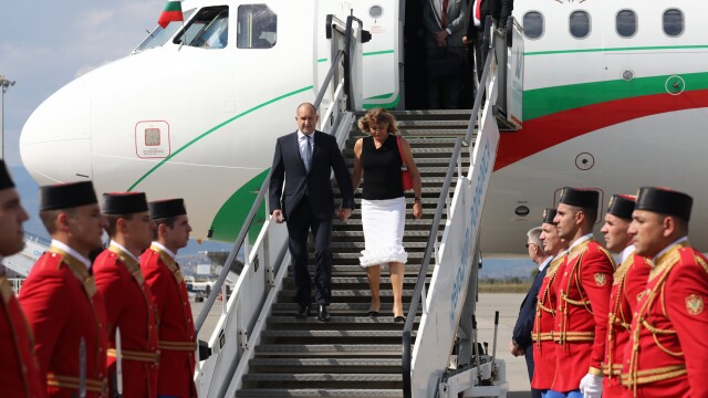 Президентът Румен Радев и съпругата му Десислава Радева бяха посрещнати