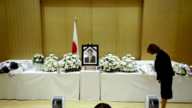 Хиляди японци изпратиха бившия премиер Шиндзо Абе в последния му