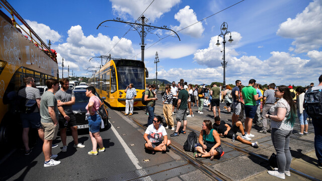 Около хиляда души блокираха централен мост в Будапеща в знак