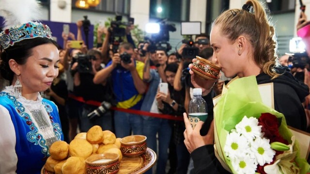 Казахстан посрещна шампионката от "Уимбълдън" с пържен хляб и мляко от кобила