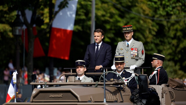 Франция отбелязва днес националния си празник с военен парад на