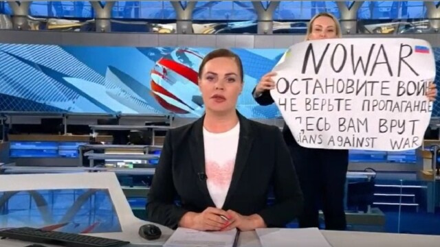Руската журналистка Марина Овсянникова която стана известна с появяването си