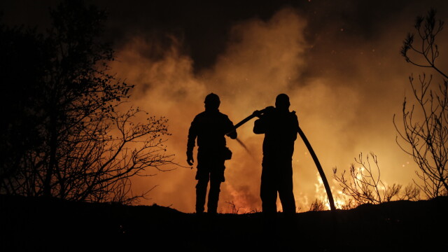 Голям пожар избухна край гръцката столица Атина Гражданската защита призова за