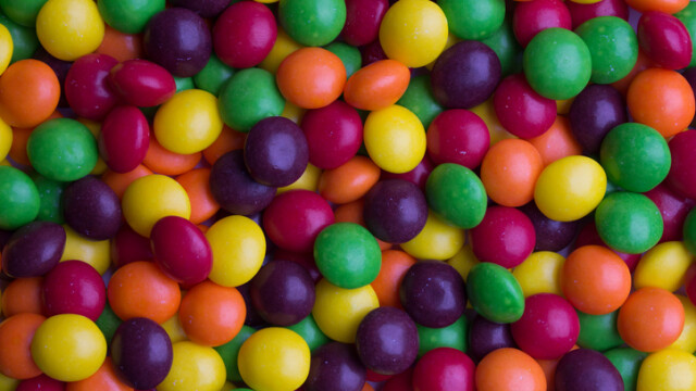 Негодна за консумация от човека съставка в цветните бонбони Skittles