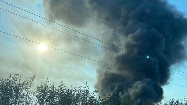 Голям пожар гори на строително сметище в квартал Меден рудник