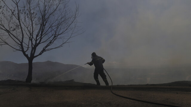 Пожарите в Гърция продължават да бушуват Пожарната не очаква и днес