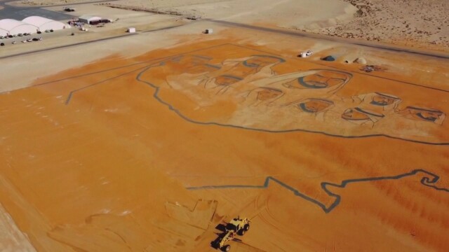 Художник сътворява портрети върху пясък в Дубай Натаниел Алапид сменя четката