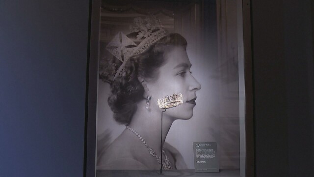 Снимки и бижута на британската Елизабет II са представени на