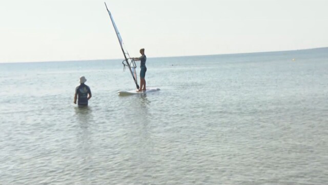 Сърфисти с екокауза Училище за сърф на плаж Перла направи