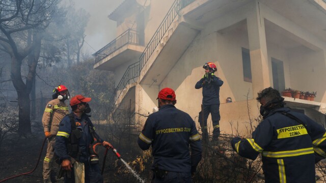 Опасно време и на Балканите Голям пожар избухна на гръцкия