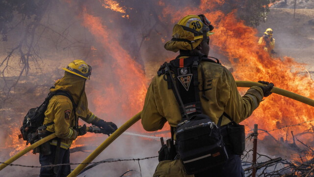 Евакуация и извънредно положение заради голям горски пожар в Калифорния Огнената