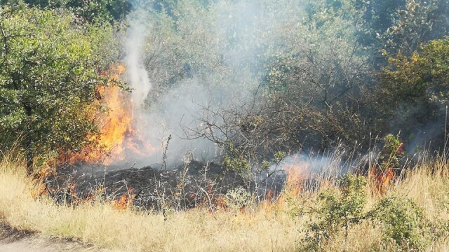 Пожарът в бургаското село Изворище е овладян Няколко локални огнища