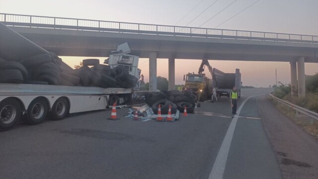 Тир е катастрофирал тази нощ на АМ Тракия близо до