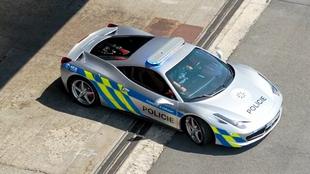 Полицията в Чехия се похвали с новия си патрулен автомобил