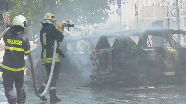 Пожар изпепели три коли във Варна днес по обяд Инцидентът стана