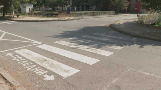 32 годишен мъж блъсна пешеходец в Пловдив и избяга съобщават от