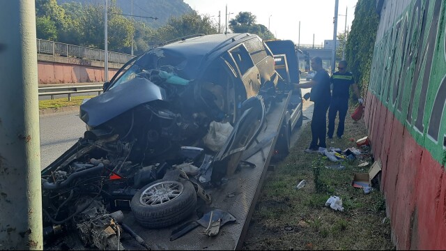 Тежка катастрофа в Пловдив през нощта лек автомобил се