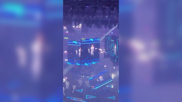 По време на концерт: Видеоекран падна на сцената и рани танцьори (ВИДЕО)
