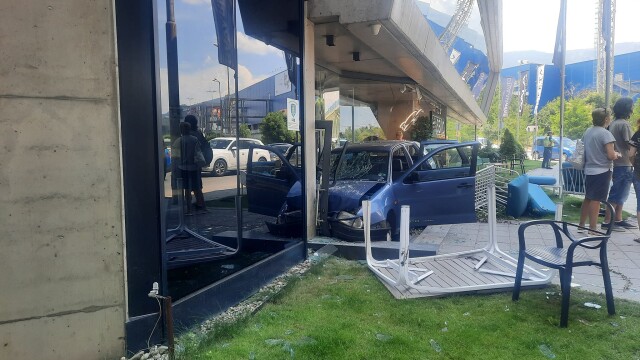 Автомобил се вряза в мебелен магазин в София (СНИМКИ)