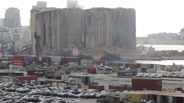 Част от огромния силоз за зърно в пристанището на Бейрут