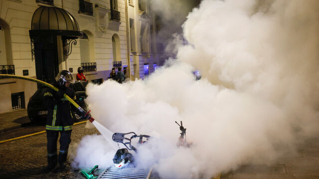 Френските власти извършиха стотици арести в петата поредна нощ на