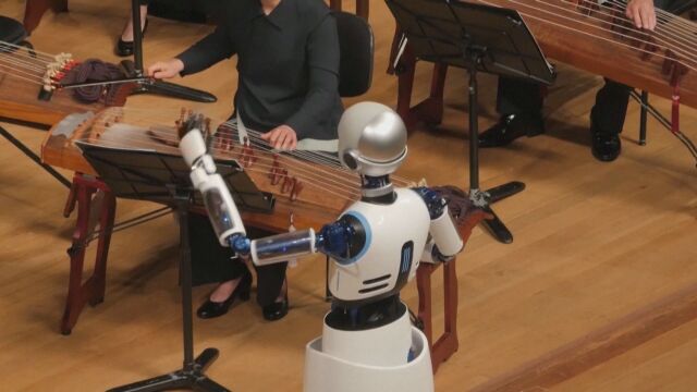 Робот дирижира концерт на националния оркестър на Южна Корея в