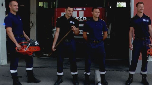 Танцуващи пожарникари от Казанлък станаха хит в социалните мрежи Видеото