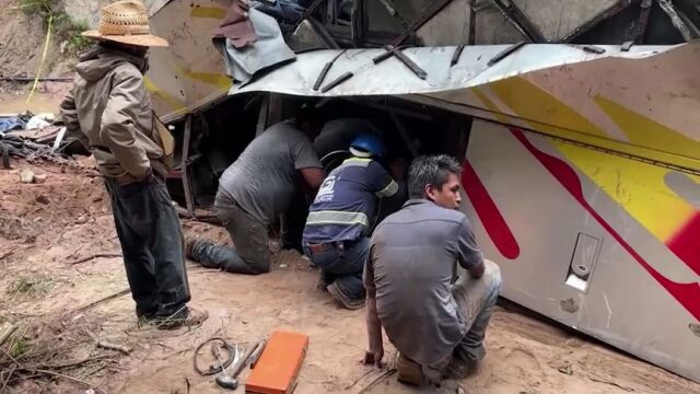 Трагичен инцидент с автобус в Мексико Превозното средство е излязло