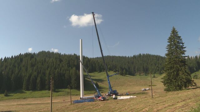 Започна монтирането на 111 метровия пилон на Роженските поляни който провокира
