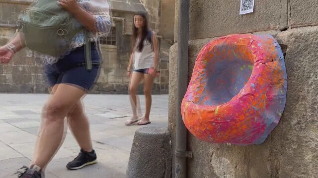 В знак на протест: Художник постави цветни писоари по улиците на Барселона