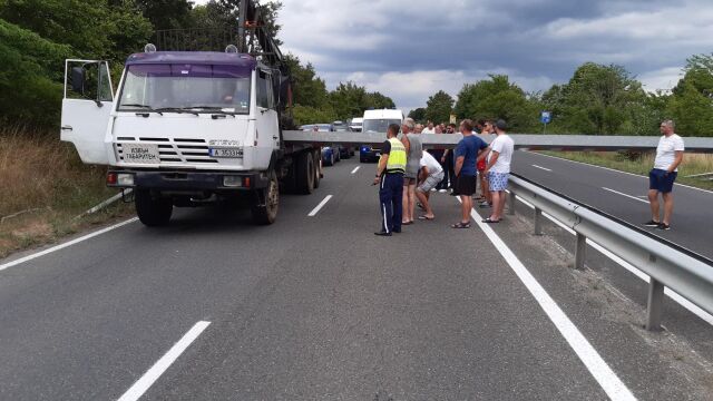 Пътят Бургас Созопол е затворен поради инцидент Камион с неприбран кран