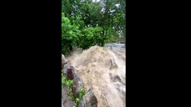 Проливни дъждове предизвикаха сериозни наводнения в щата Ню Йорк Най малко