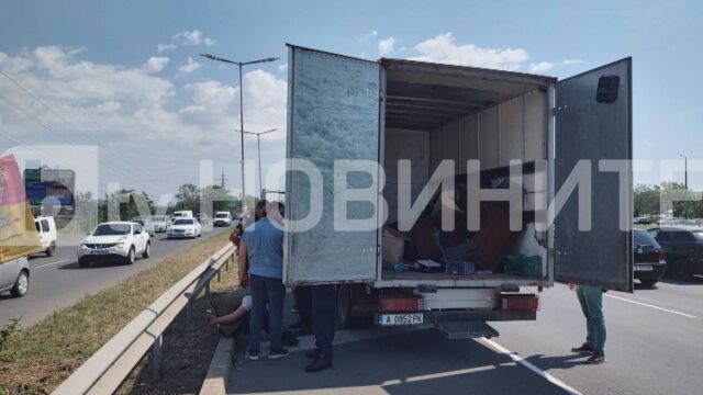 18 мигранти са открити специално изграден тайник в товарен автомобил