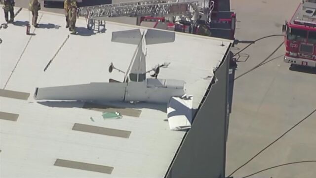 Самолет Чесна катастрофира в хангар в Южна Калифорния САЩ За