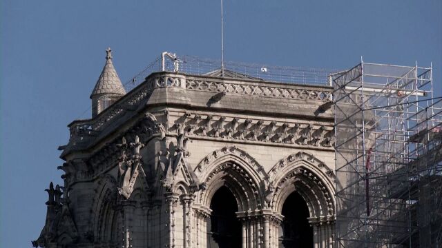Обновяват дървената конструкция на парижката катедрала Нотр Дам унищожена при