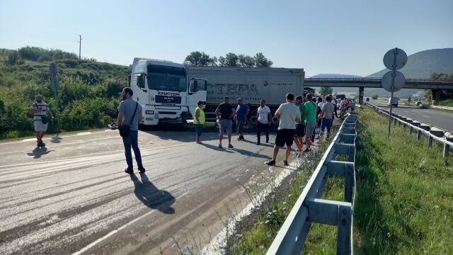 Катастрофа с камион на магистрала Хемус блокира движението в лентата