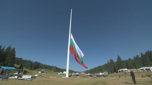 По малко от час до издигането българския трибагреник върху 111 метровия пилон