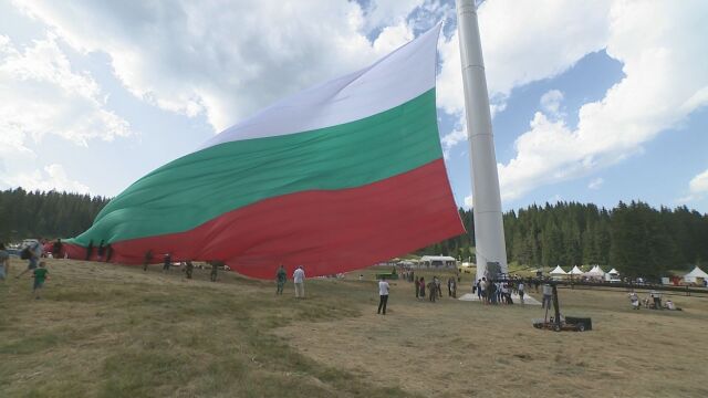 Издигат националния флаг над Роженските поляни Монументът на българското знаме